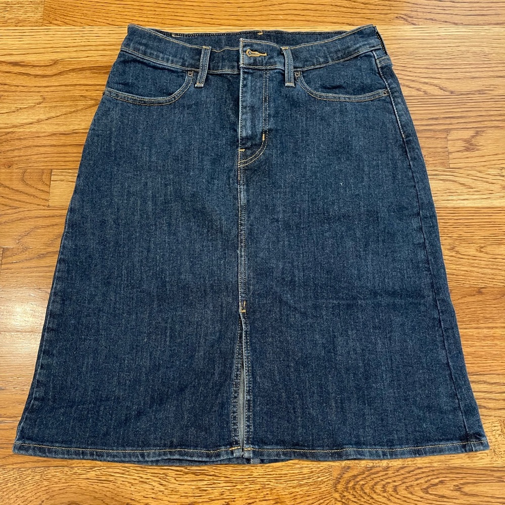 LEVI DENIM SKIRT SIZE 28
